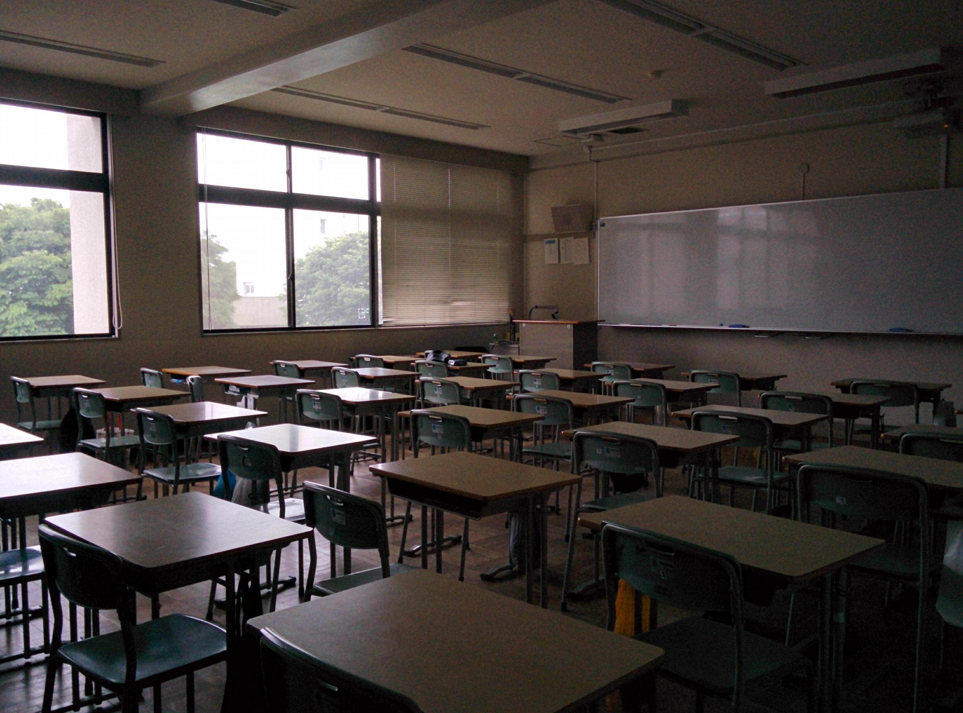 สภาพห้องเรียนครับ ห้องเรียนทั่วไปนะครับ ไม่ใช่ห้องที่พวกผมใช้เรียนภาษาญี่ปุ่นหรือทำกิจกรรม