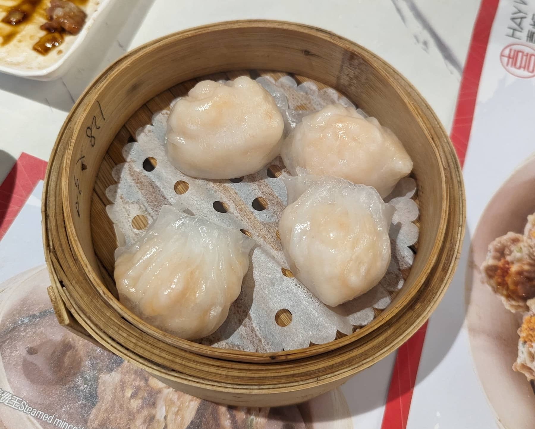 ฮะเก๋าที่นี่ไม่กินกับซอสจิ๊กโฉ่ว ตอนแรกก็มองหาซอสตั้งนาน กุ้งตัวใหญ่มาก