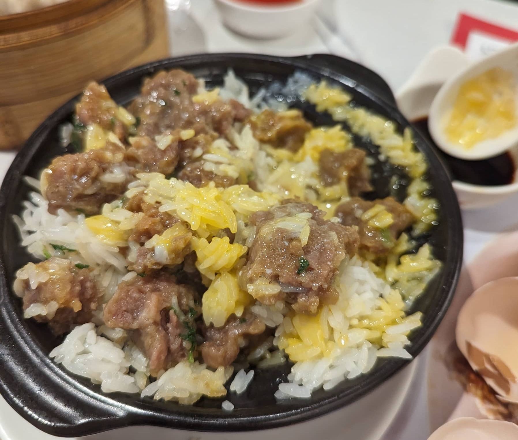 ข้าวหน้าหมูอบหม้อดินคลุกไข่ดิบ เฉย ๆ อันนี้แต่เนื้อหมูอร่อย