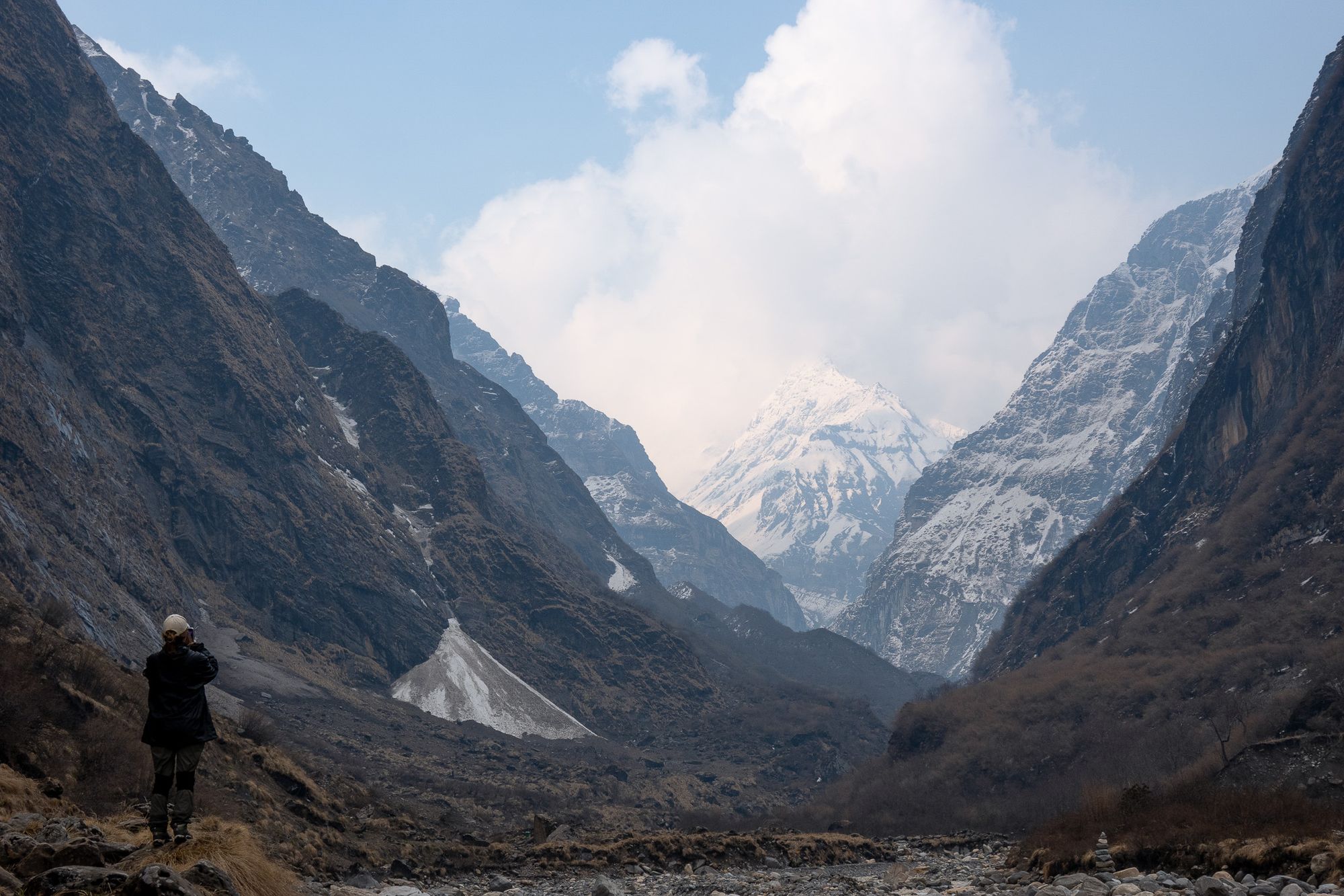 ข้างหน้าคือ Machapuchare ซึ่งเป็นภูเขาศักดิ์สิทธิ์จึงห้ามปีนขึ้นยอด