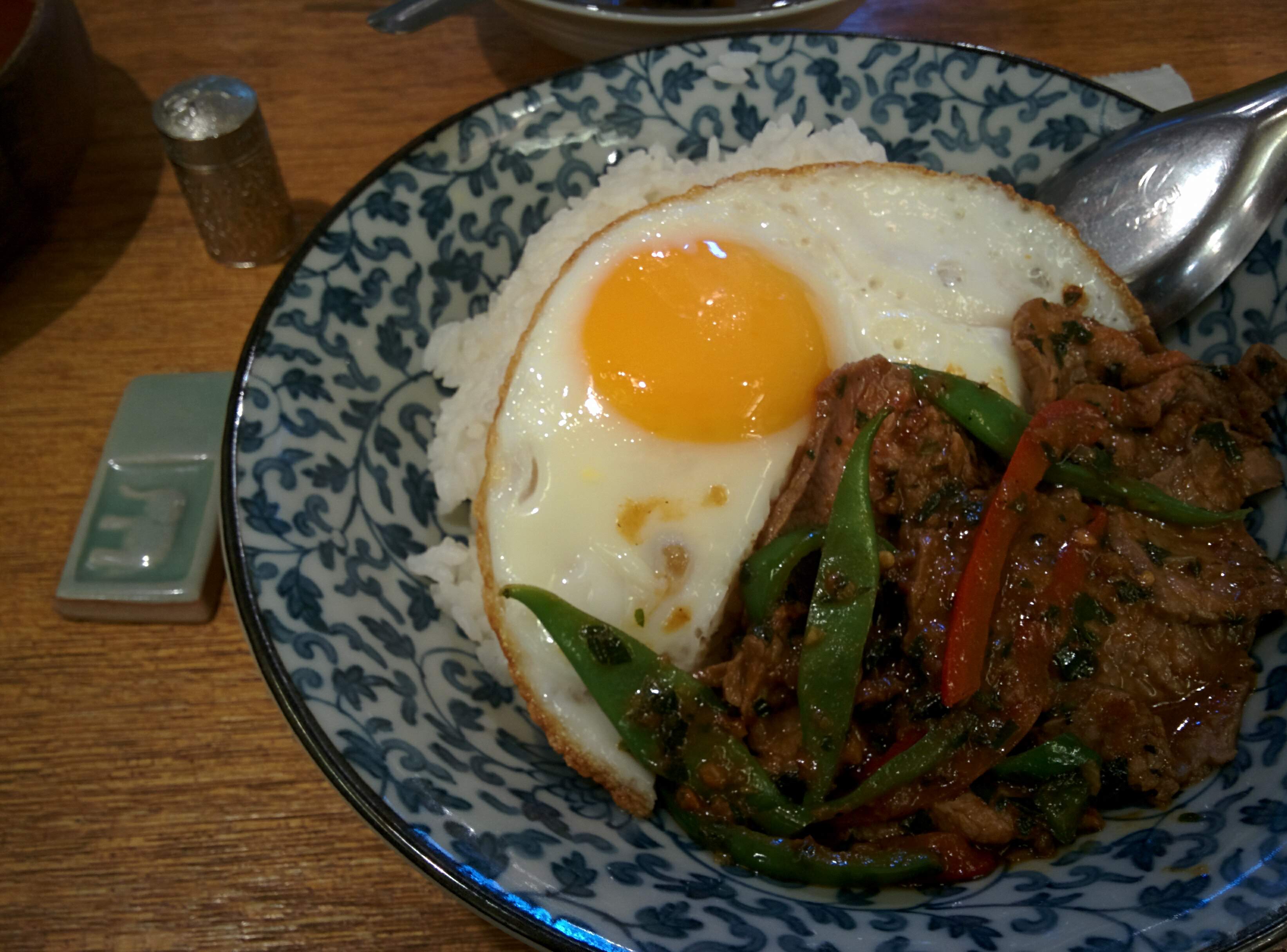 ข้าวผัดกะเพราเนื้อไข่ดาว