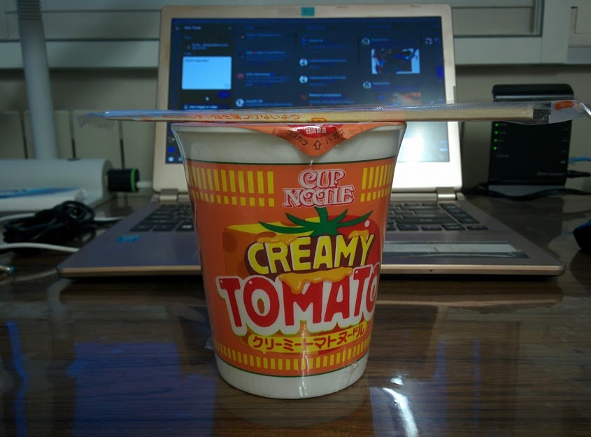 วันเสาร์ไม่ไปไหน ขี้เกียจออกจากหอก็นั่งต้มมาม่ากินแทน
